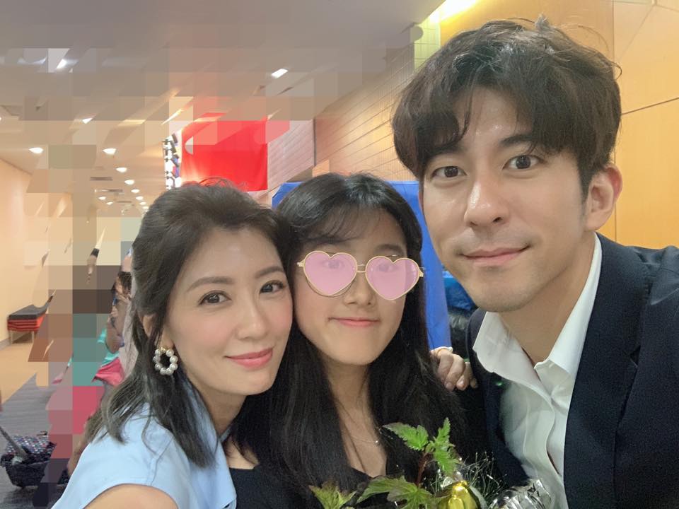 賈靜雯（左）與前夫孫志浩生下女兒梧桐妹（中）後不久離婚，之後兩人各自再婚，家庭幸福。