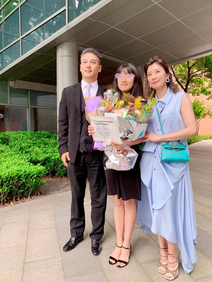 孫志浩(左)與賈靜雯(右)離婚9年,兩人日前為了女兒梧桐妹(中)的畢業典禮再度同框,外界看了非常感動。(翻攝自賈靜雯臉書)