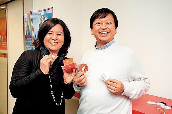 台中銀創辦人陳萬的外孫女是趨勢科技共同創辦人陳怡蓁(左),其夫婿是趨勢科技的董事長張明正(右)。(翻攝自趨勢科技臉書)