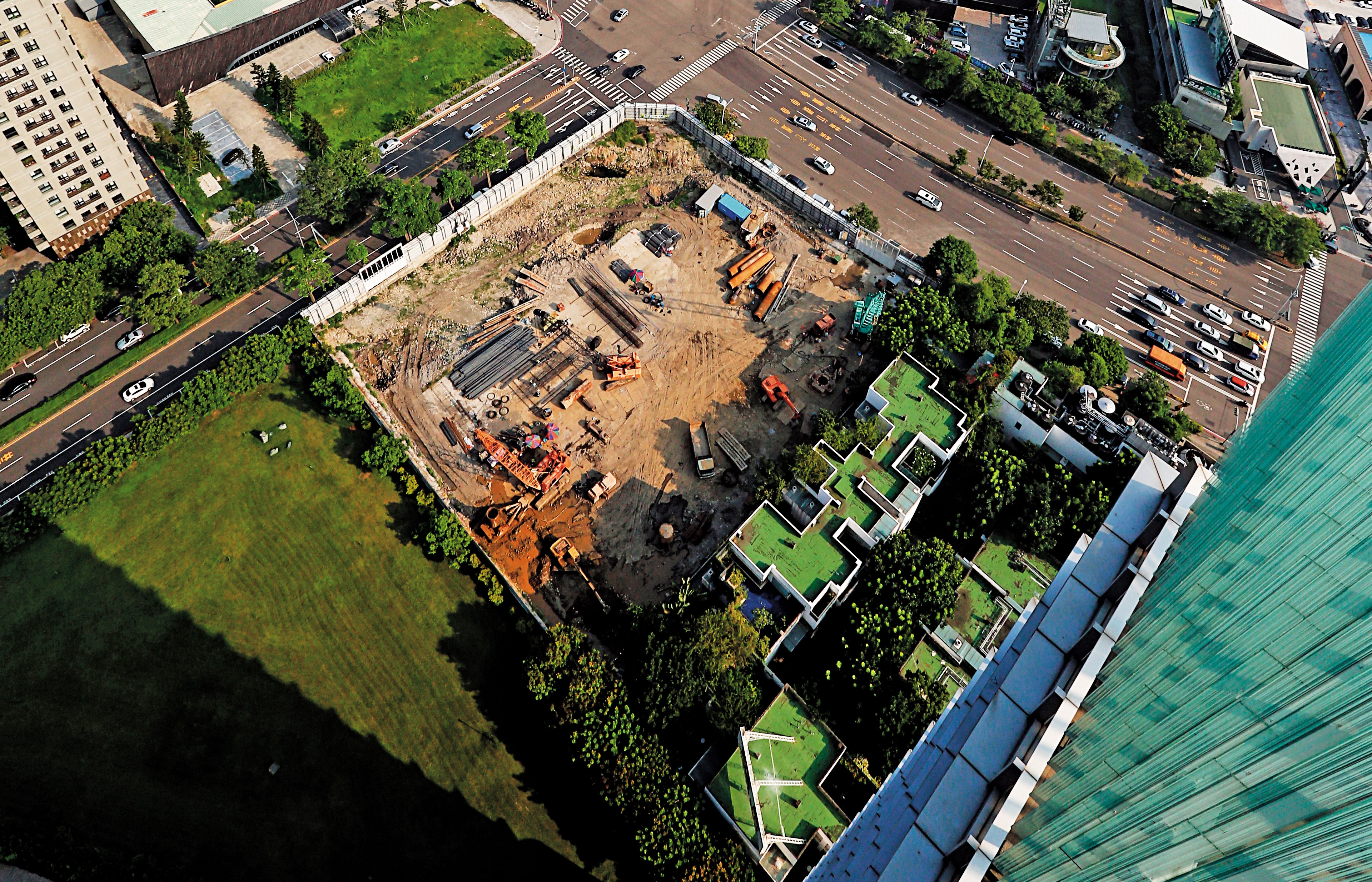 台中銀總部預計開挖深度34.6公尺，比全台最高樓台北101大樓地下23公尺，還多出50％，將是目前台灣地基挖最深的建築。