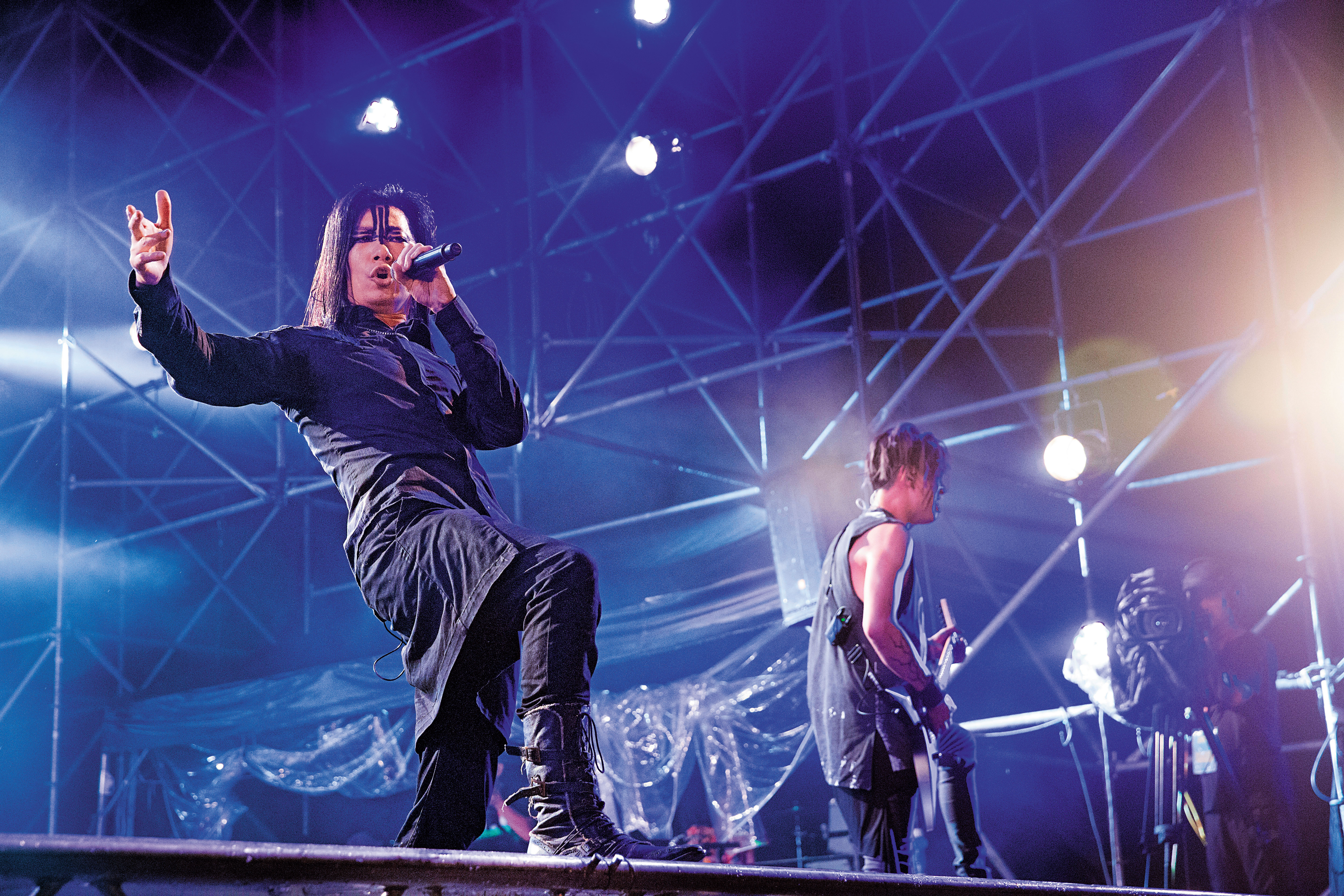 閃靈表演時,總是化上黑金屬樂團特有的「屍妝」登場。