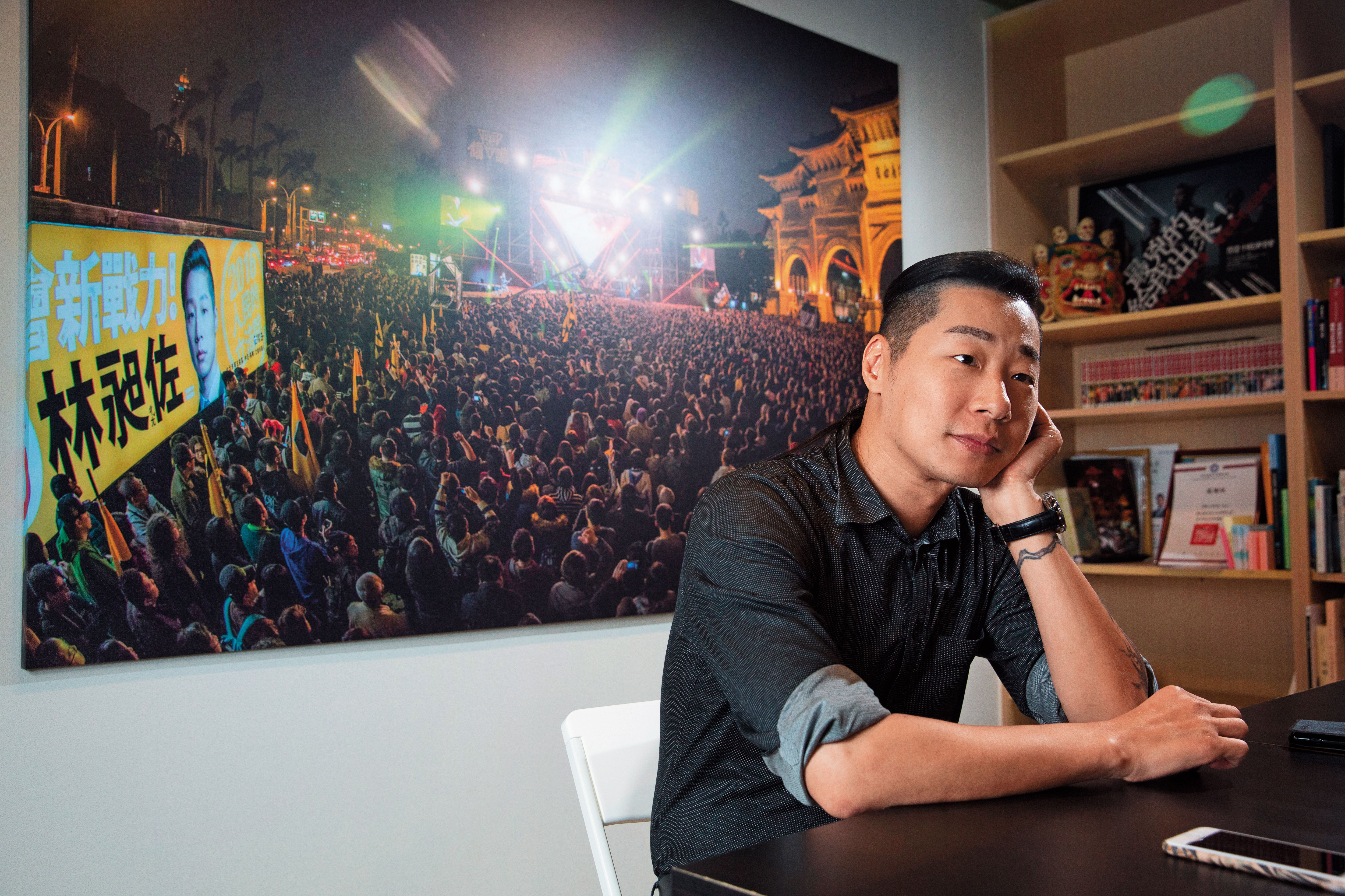 從音樂到政治,林昶佐看似一路順遂,然而,最初他聽音樂的原因卻是哀傷的。