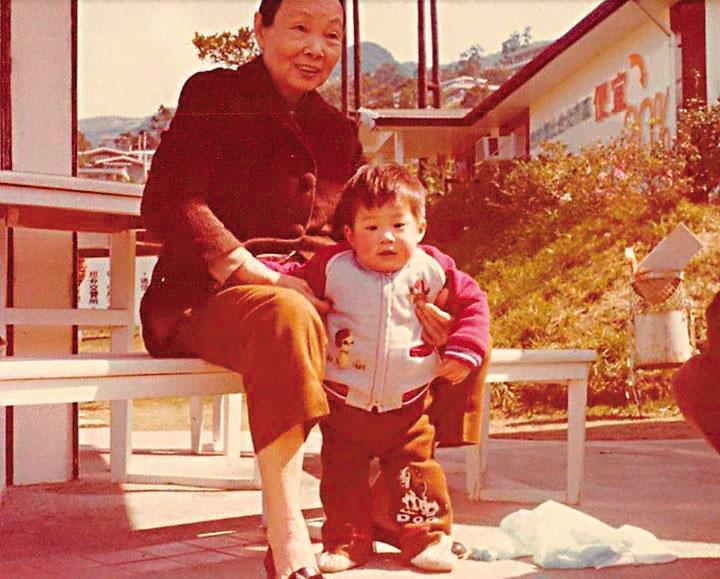 兒時父母都忙,林昶佐算是由阿嬤帶大。(翻攝自林昶佐臉書)