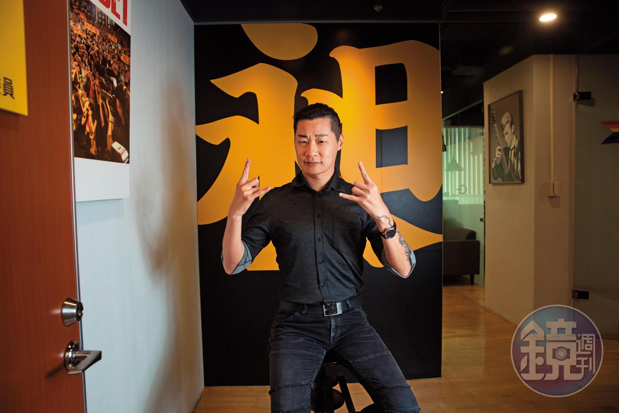 儘管已是立委,林昶佐這天仍以搖滾樂手風格的裝扮受訪,拍照時也比出搖滾樂手勢。