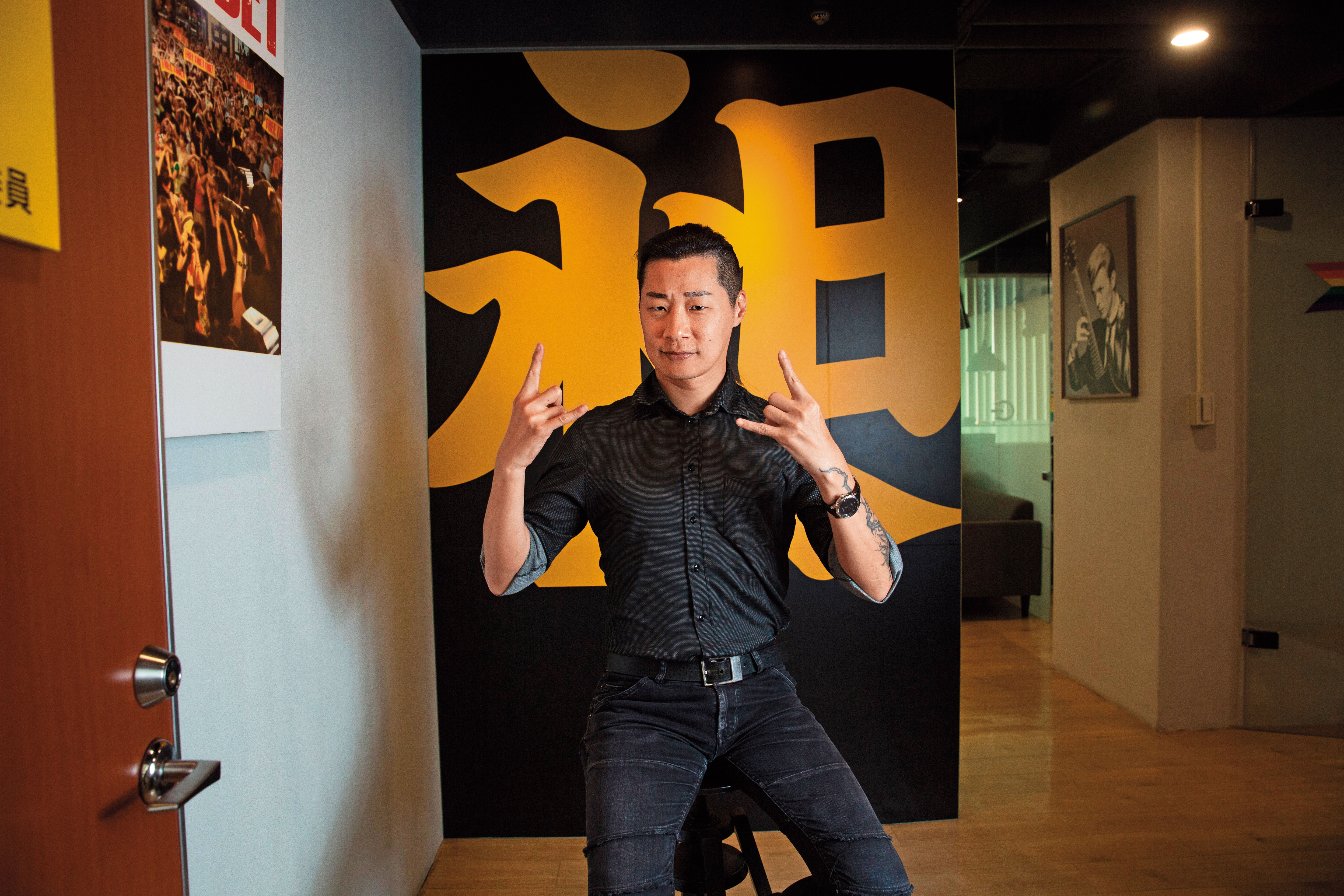 儘管已是立委，林昶佐這天仍以搖滾樂手風格的裝扮受訪，拍照時也比出搖滾樂手勢。