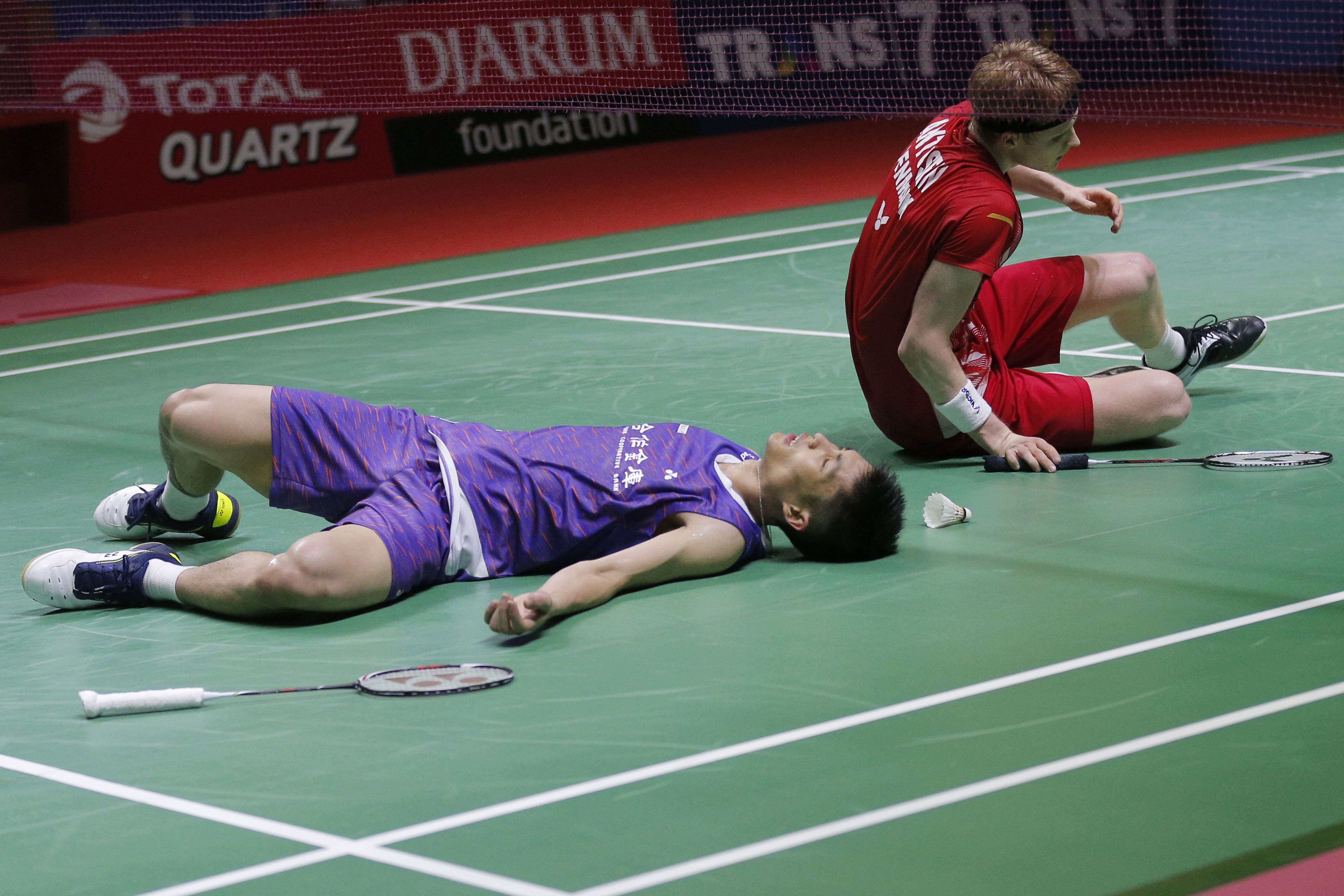 周天成霸氣在超級1000系列印尼公開賽男單決賽奪金，比賽結束時和對手兩人都累癱倒地。（東方IC）