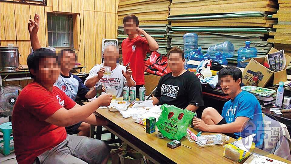 卓姓教練(右)一家都是柔道高手,兄長(右2)和父親(左3)也都是教練。(翻攝卓姓教練臉書)