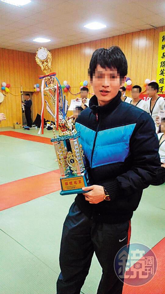 卓姓教練有柔道三段,當年也曾是風光的國手。(翻攝卓姓教練臉書)