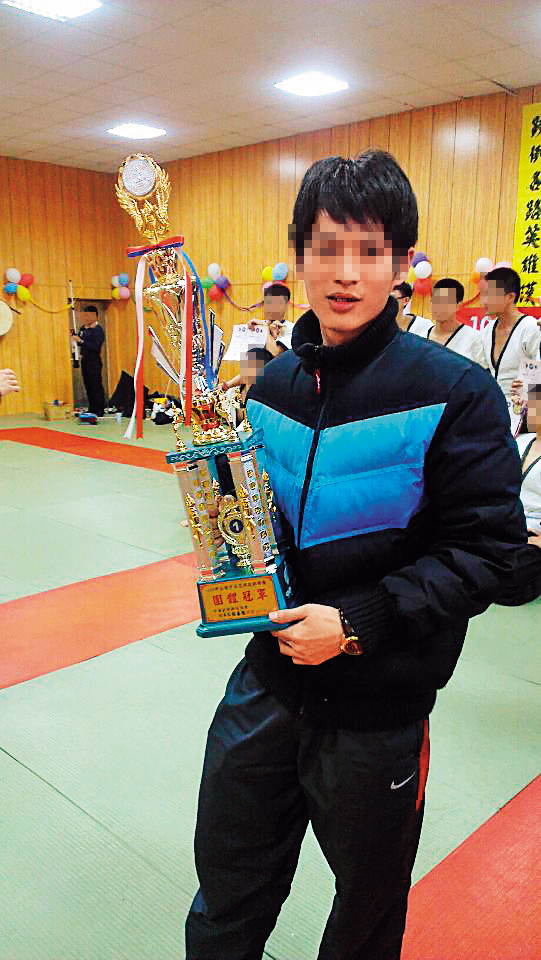 卓姓教練有柔道三段,當年也曾是風光的國手。(翻攝卓姓教練臉書)