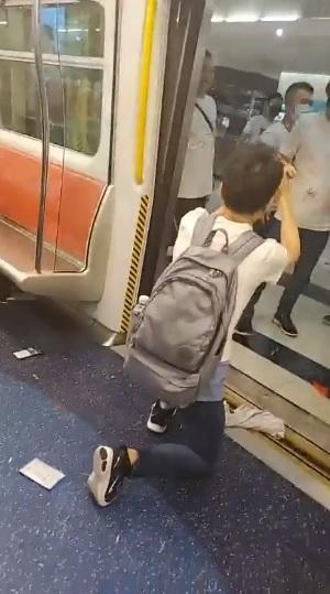 一群白衣暴徒見人就打,有民眾在地鐵車廂內下跪求饒,卻還是遭到毆打,手法凶狠殘暴。(翻攝自林卓廷 LAM CHEUK TING臉書)