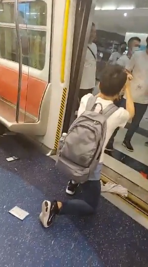 一群白衣暴徒見人就打,有民眾在地鐵車廂內下跪求饒,卻還是遭到毆打,手法凶狠殘暴。(翻攝自林卓廷 LAM CHEUK TING臉書)