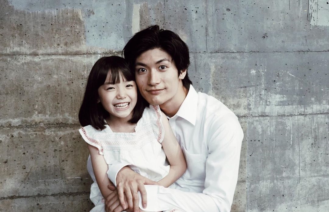 日星三浦春馬在新劇《TWO WEEKS》演爸爸，與小童星有絕佳默契。（翻攝三浦春馬IG）