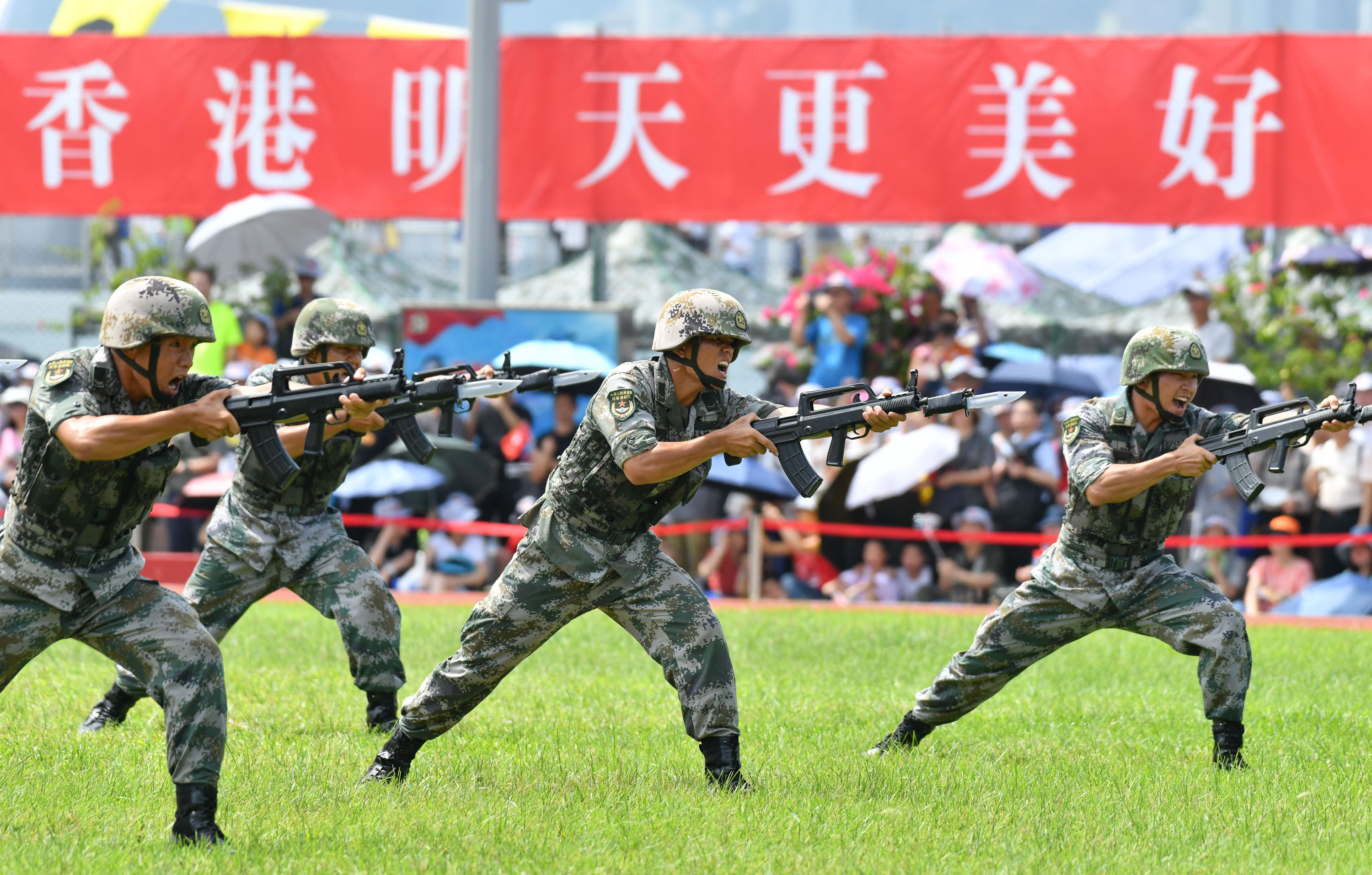 2019年6月30日香港主權移交周年紀念，中國駐香港昂船洲軍營開放香港民眾參觀。（東方IC）