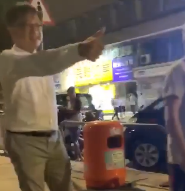 議員何君堯向白衣人比讚。（翻攝自網路）