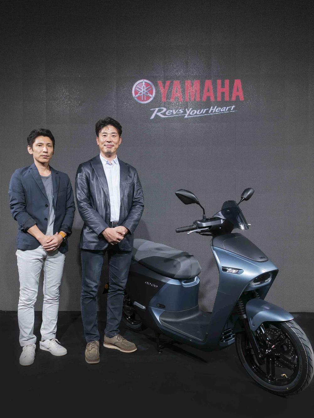 針對電動機車EC-05,YAMAHA找來台灣山葉研發開發中心企劃部的高橋大輔(右)以及設計師日本山葉山口壽人(左)。