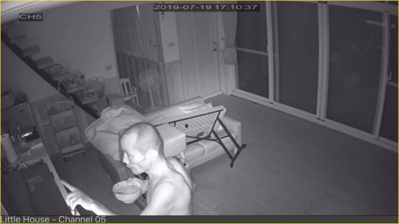 林嫌離去前還不忘關燈、洗碗。（翻攝畫面）