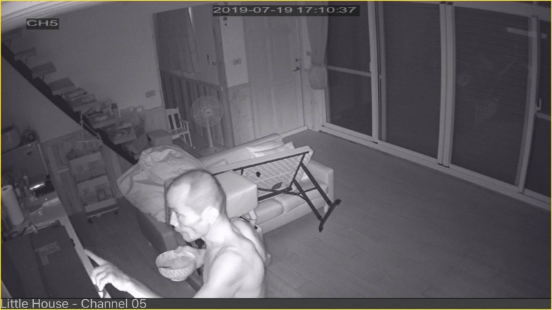 林嫌離去前還不忘關燈、洗碗。（翻攝畫面）