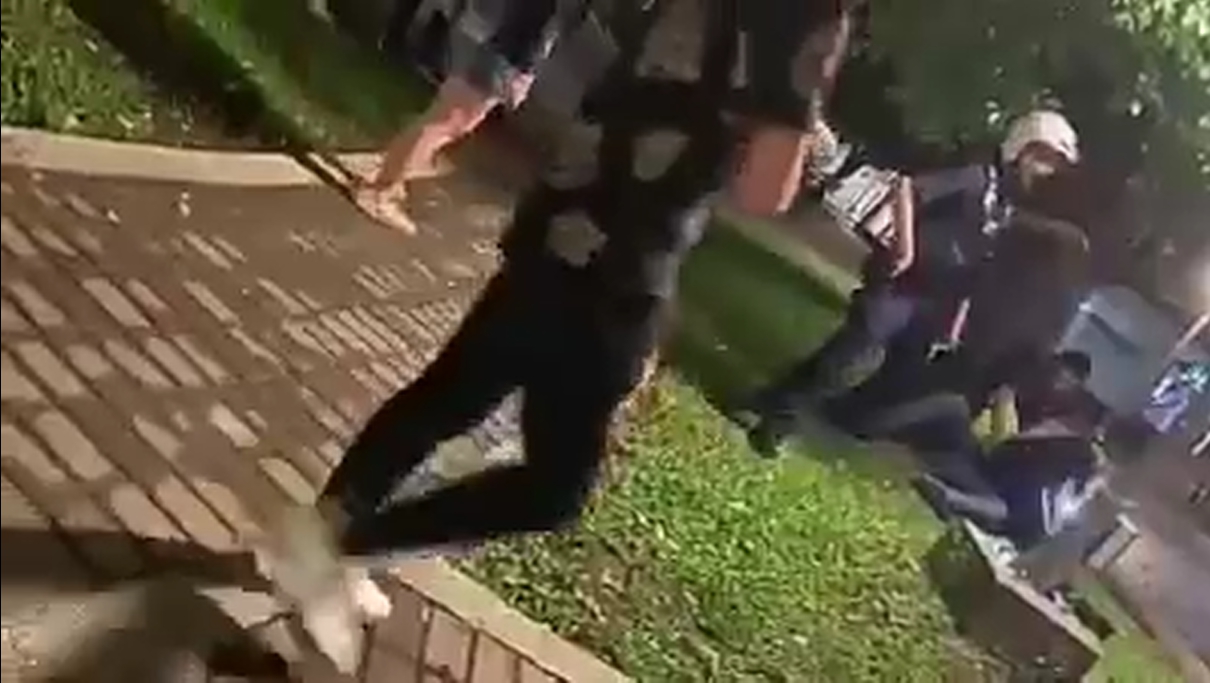 中山分局隨後公布密錄器澄清，強調因當事人嗆聲且欲動手毆打，一切依法處理。（翻攝畫面）