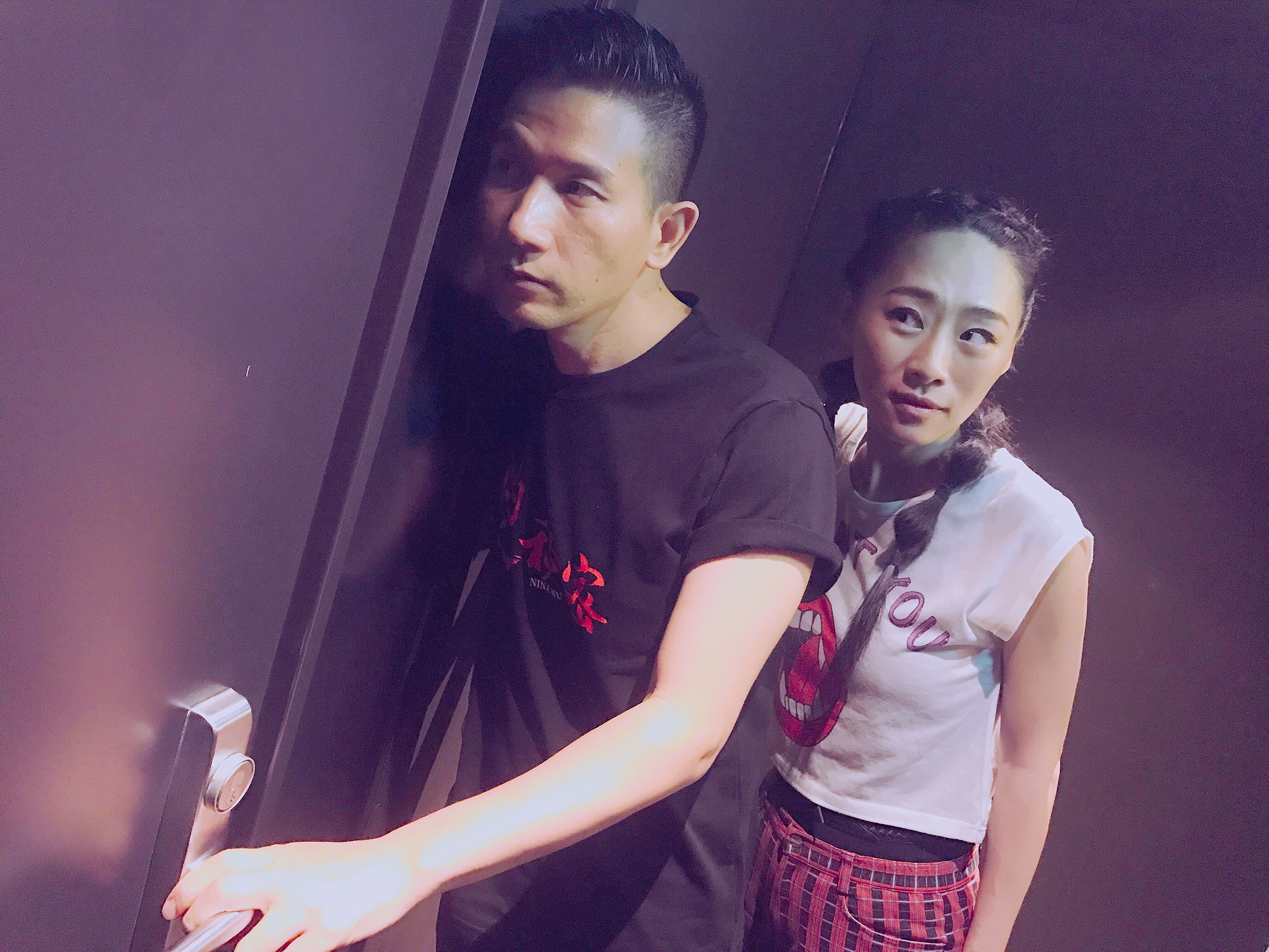 在出席映後之前， 趙德胤與吳可熙偷觀察影廳裡的觀眾反應。（岸上影像提供）