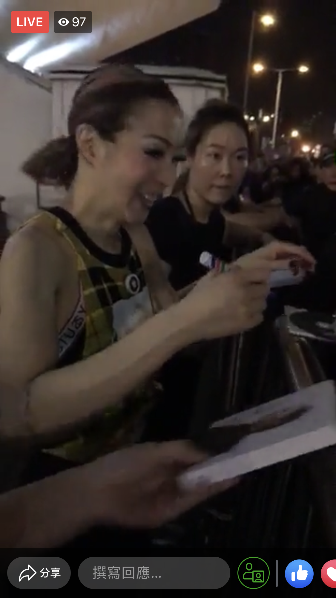 鄭秀文每晚結束演唱會後，總會到會場門外跟守候的歌迷見面，昨晚還來個快速簽名會，讓守在會場門外的歌迷大叫：『Sammi 我愛你！』（摘自鄭秀文臉書）