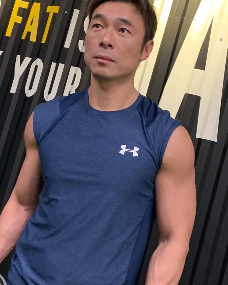 因歌迷對許志安反感,他只好選擇坐在後台默默支持老婆鄭秀文,許志安復出之路絕對不容易。(摘自鄭秀文臉書)