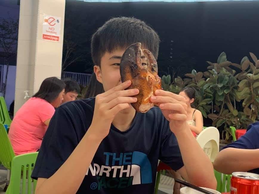 國際桌總在官方粉專上放上林昀儒奪冠後大吃美食的逗趣模樣，並寫上照片來源是鄭怡靜拍攝。（翻攝自ITTF官方粉絲專頁）