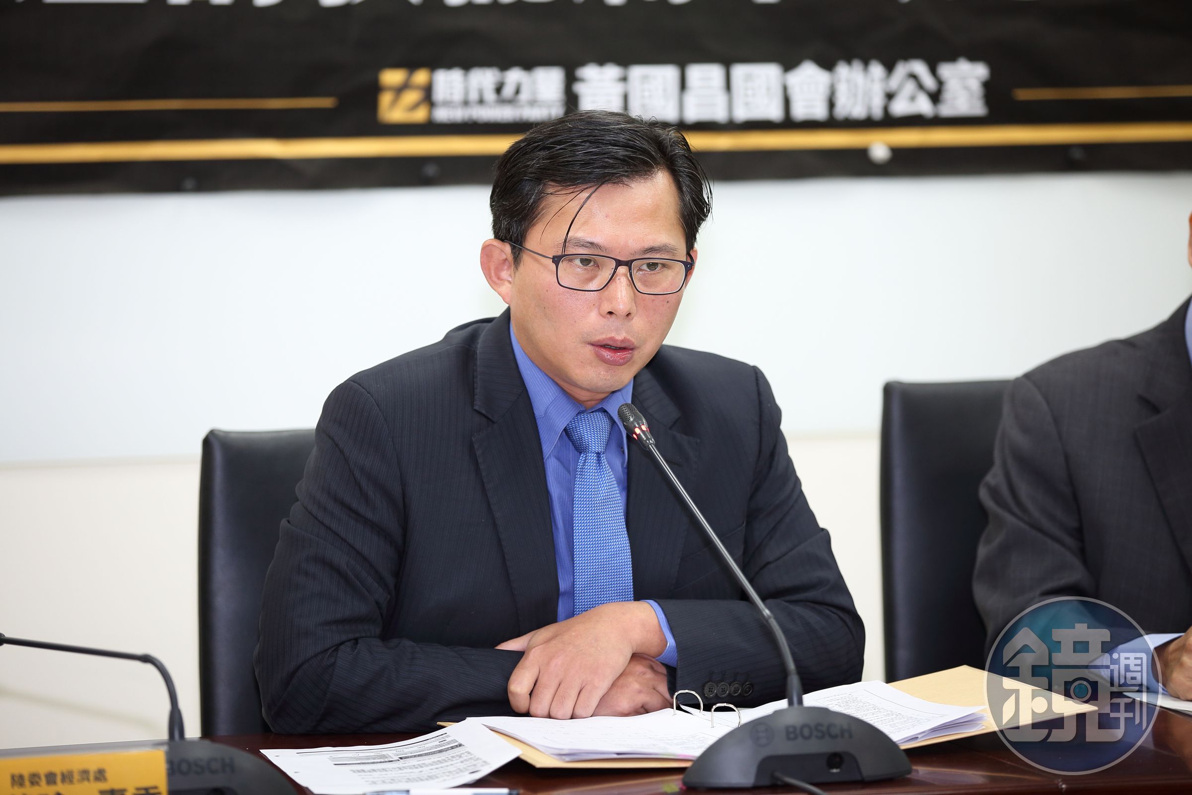 時代力量立委黃國昌踢爆，有國安局官員混入蔡總統出訪專機車隊，欲偷渡大量免稅菸。