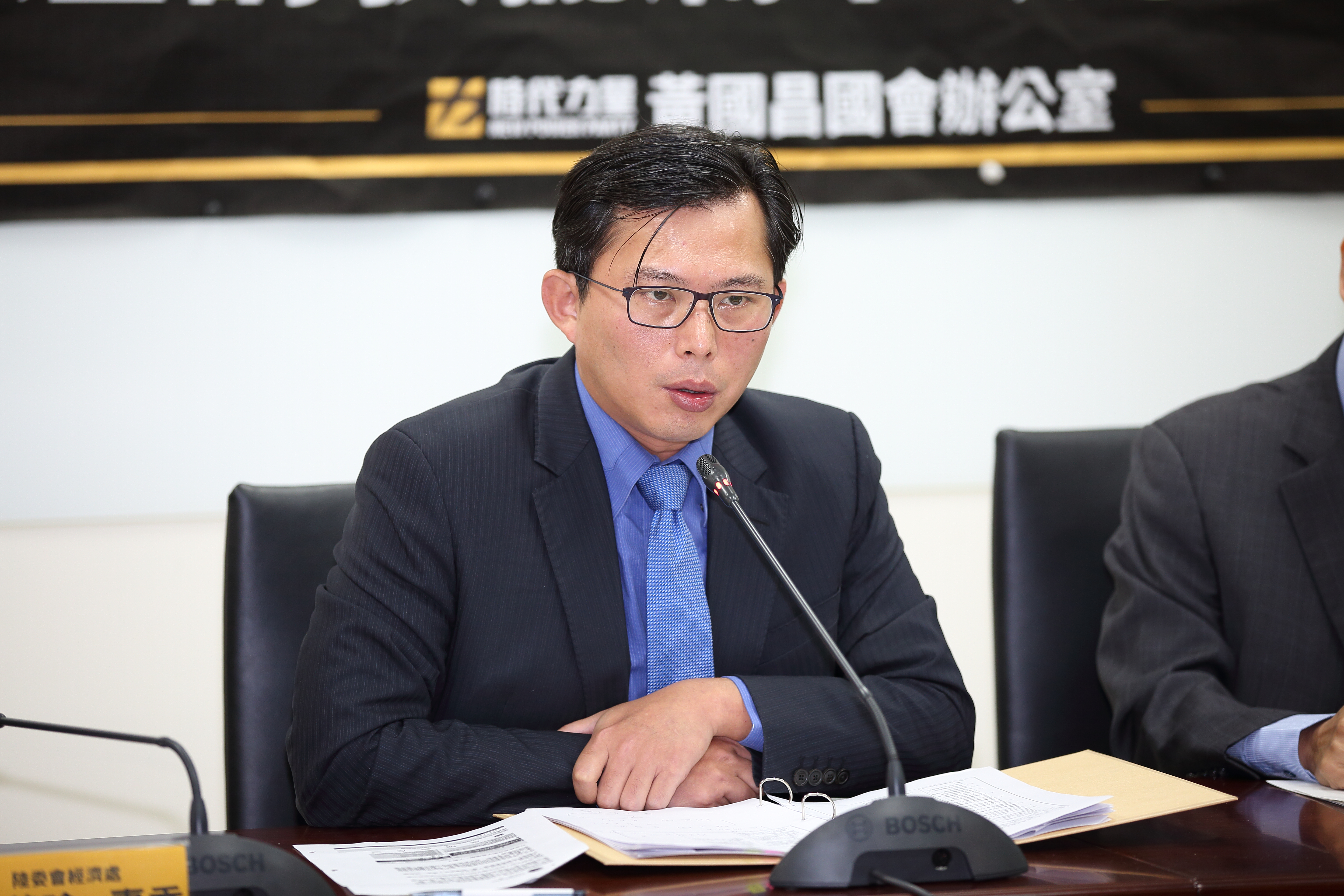 時代力量立委黃國昌踢爆，有國安局官員混入蔡總統出訪專機車隊，欲偷渡大量免稅菸。