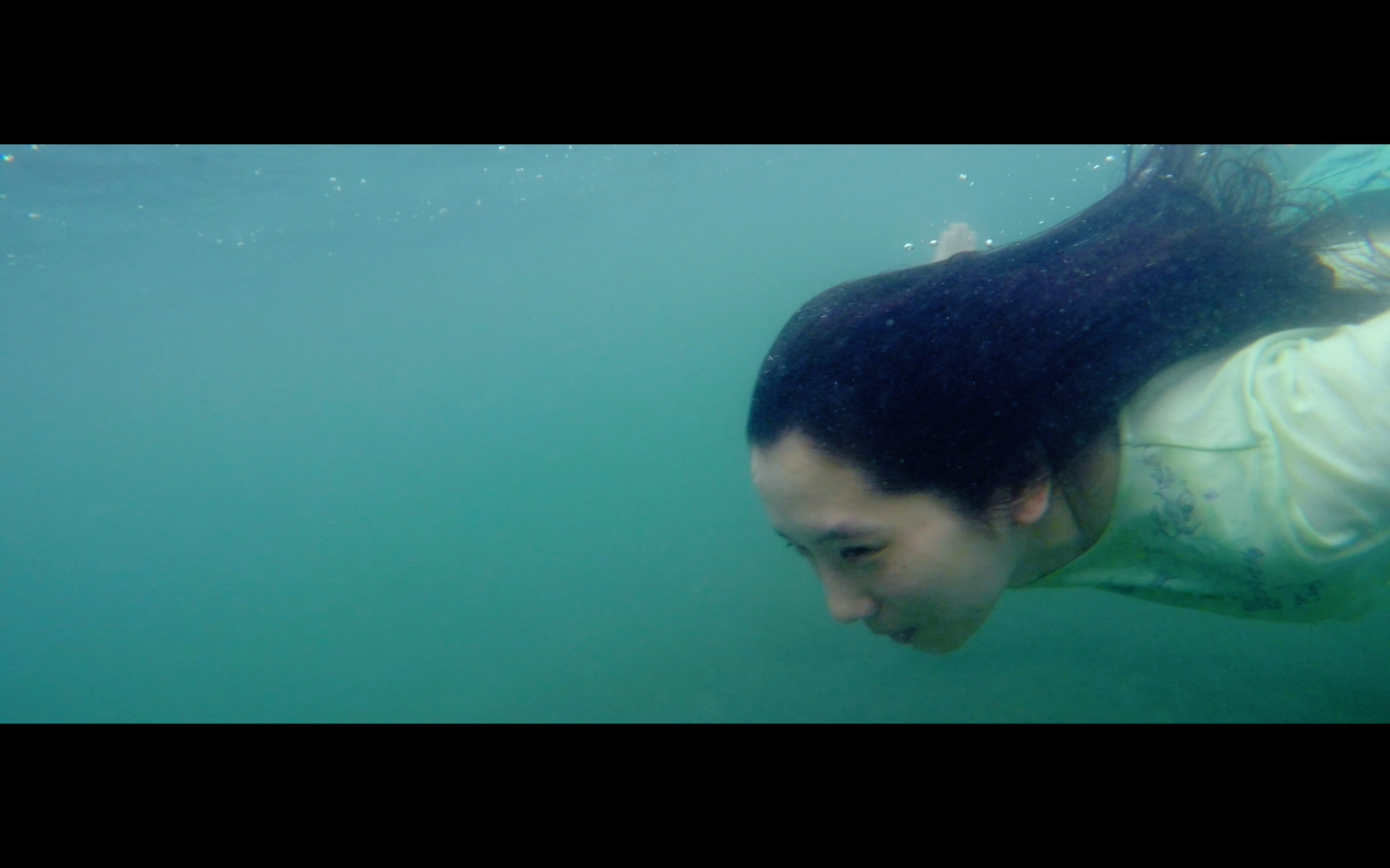 《海角上的兄妹》以自閉症患者為主題,女主角和田光沙(右)有許多大膽演出。(光年映畫提供)