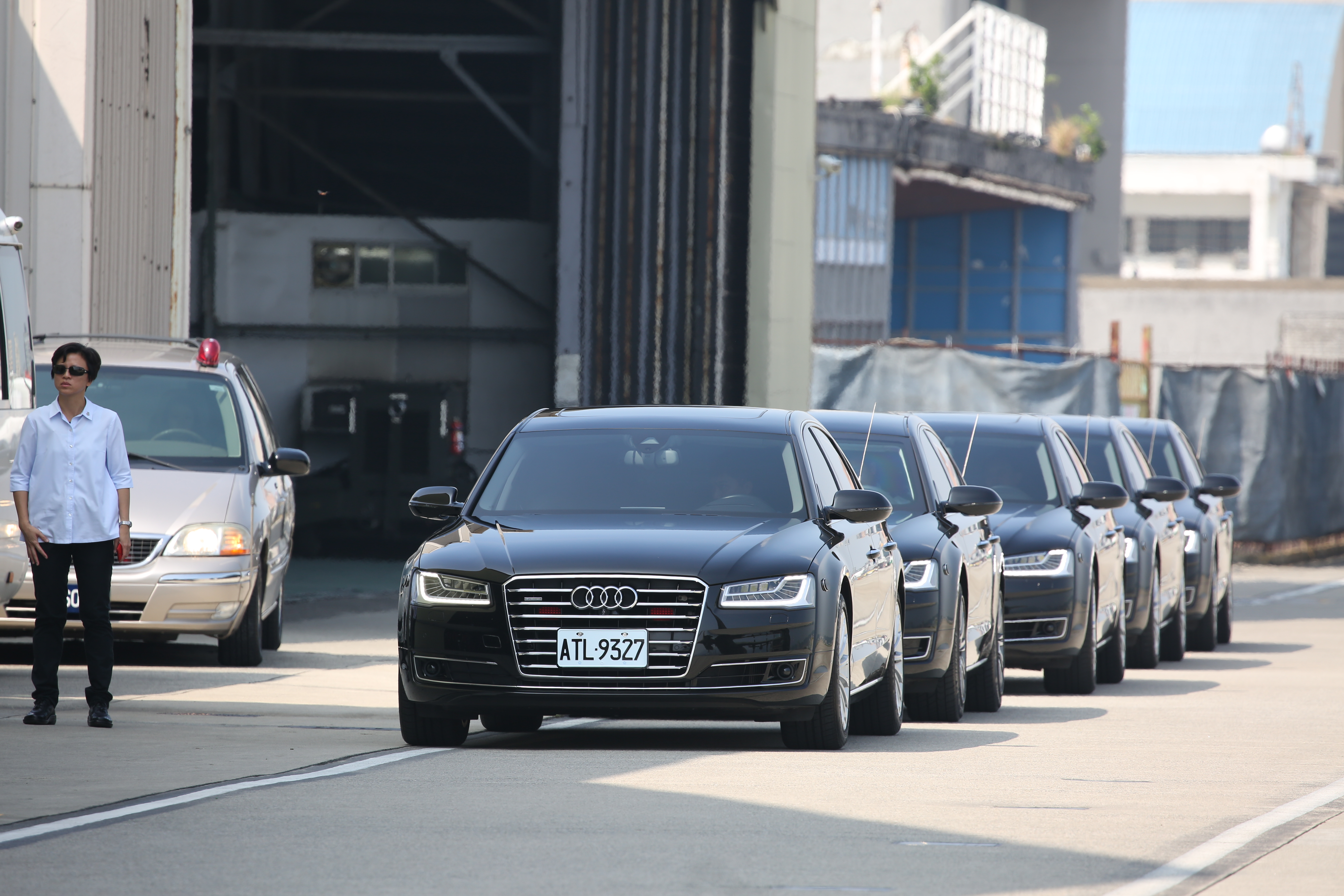有5部小貨車在機場旁等著總統專機降落，偽裝成特勤車輛，要混入總統車隊。（本刊資料照）