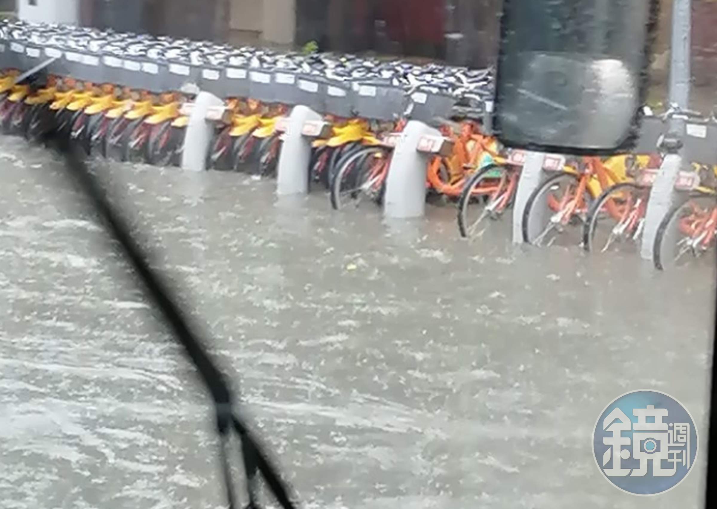 小巨蛋前水淹至半個輪胎高，行車要注意安全。（翻攝爆料公社）