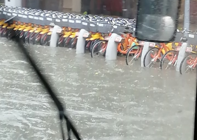 小巨蛋前水淹至半個輪胎高，行車要注意安全。（翻攝爆料公社）