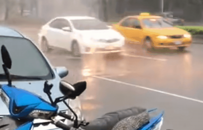 濱江市場雨水宣洩不及,從人孔蓋噴出大量水。(翻攝爆料公社)