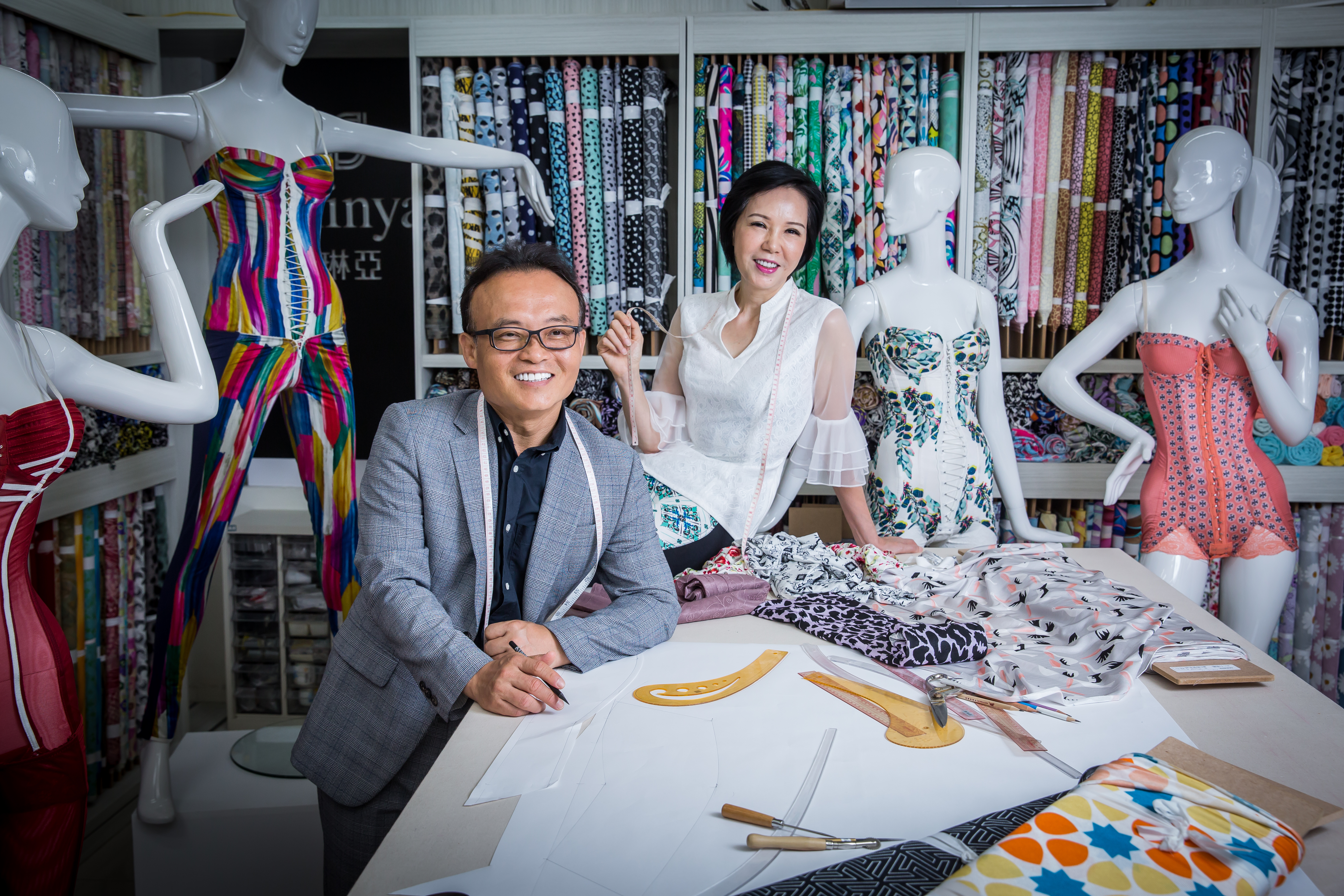 鄧民華（左）與莊碧玉（右）於公於私都是最佳拍檔，共創蘿琳亞塑身衣品牌，是國內量身訂製無彈性塑身衣龍頭，去年年營收達2億元。