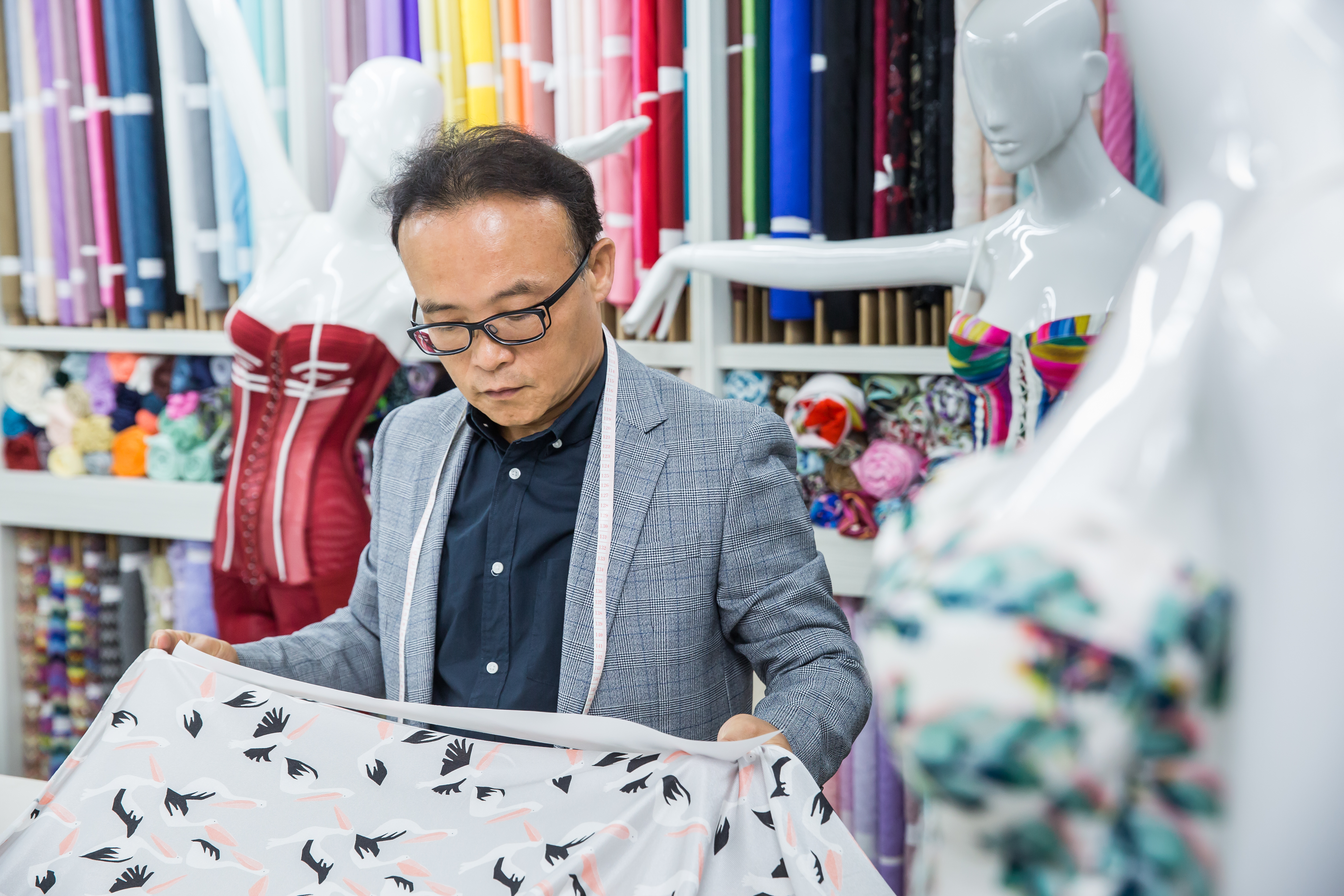 鄧家內衣訂製技術不外傳，鄧民華退伍後從量身打版學起，基礎功紮實。