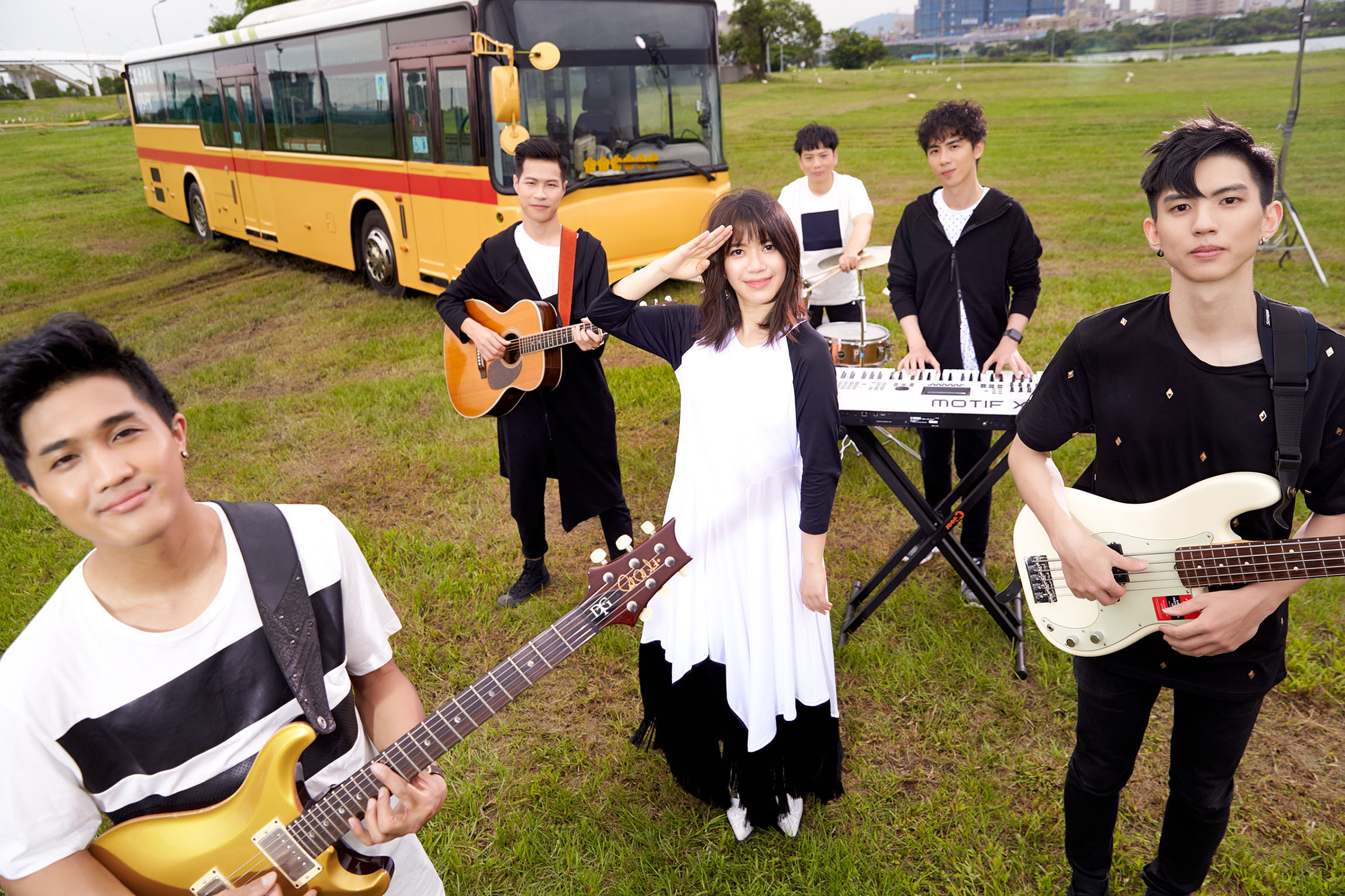 為了《盲點》專輯，郭修彧特別組了「金魚腦」樂團，她笑說，因團員常健忘。（妮樂佛提供）