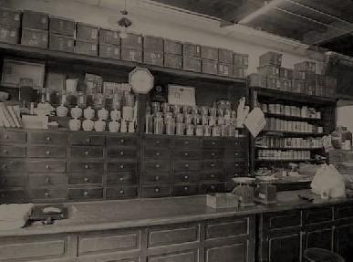 1939年林銀杏的阿公在屏東傳統市場經營中藥舖,也代客現磨杏仁粉。(林銀杏國際提供)
