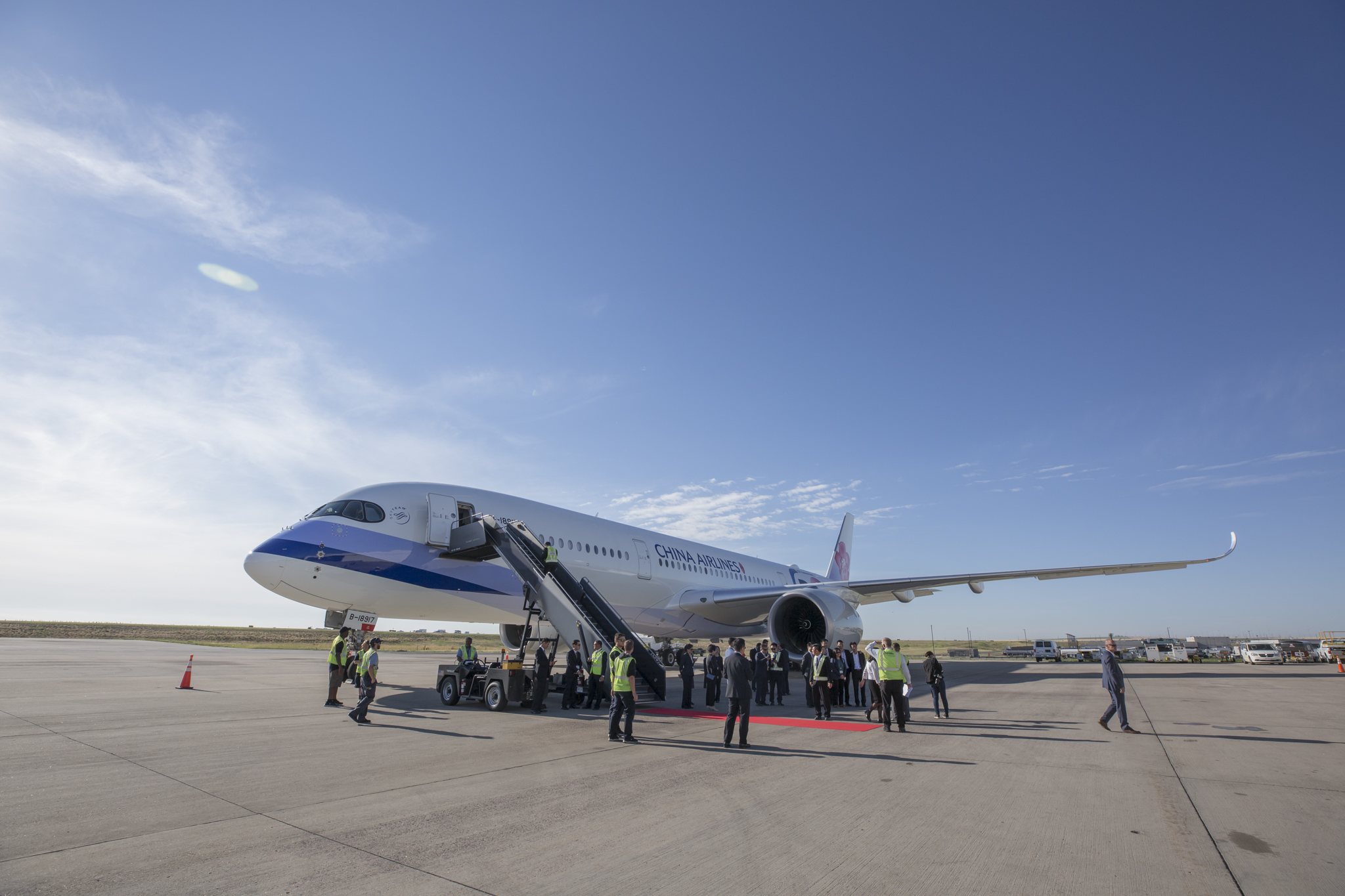 國安局官員利用總統出訪專機，不但先在華航預訂9200條稅菸品，更從海外夾帶600條香菸，總夾帶菸品高達9800條。圖為華航專機。（總統府提供）