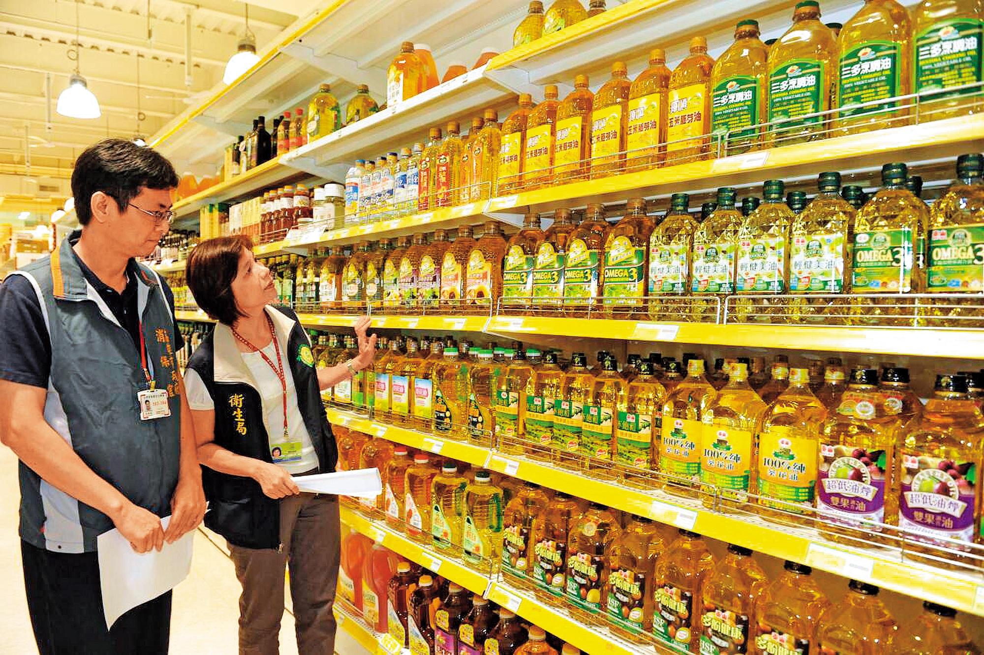 2013年爆發油品風暴,政府相關單位都到大賣場進行調查。(東方IC)