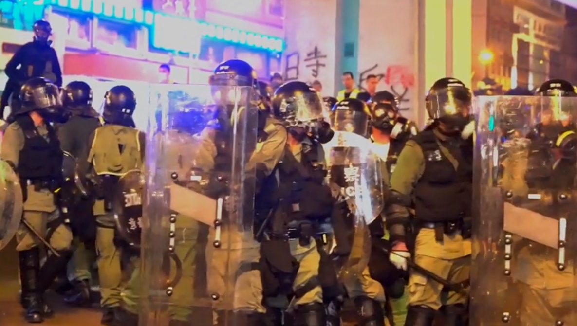 警方舉旗警告後向示威者發射多枚催淚瓦斯，記者在場聽到槍聲，據信是發射橡膠子彈的槍響。（翻攝自reader影片）