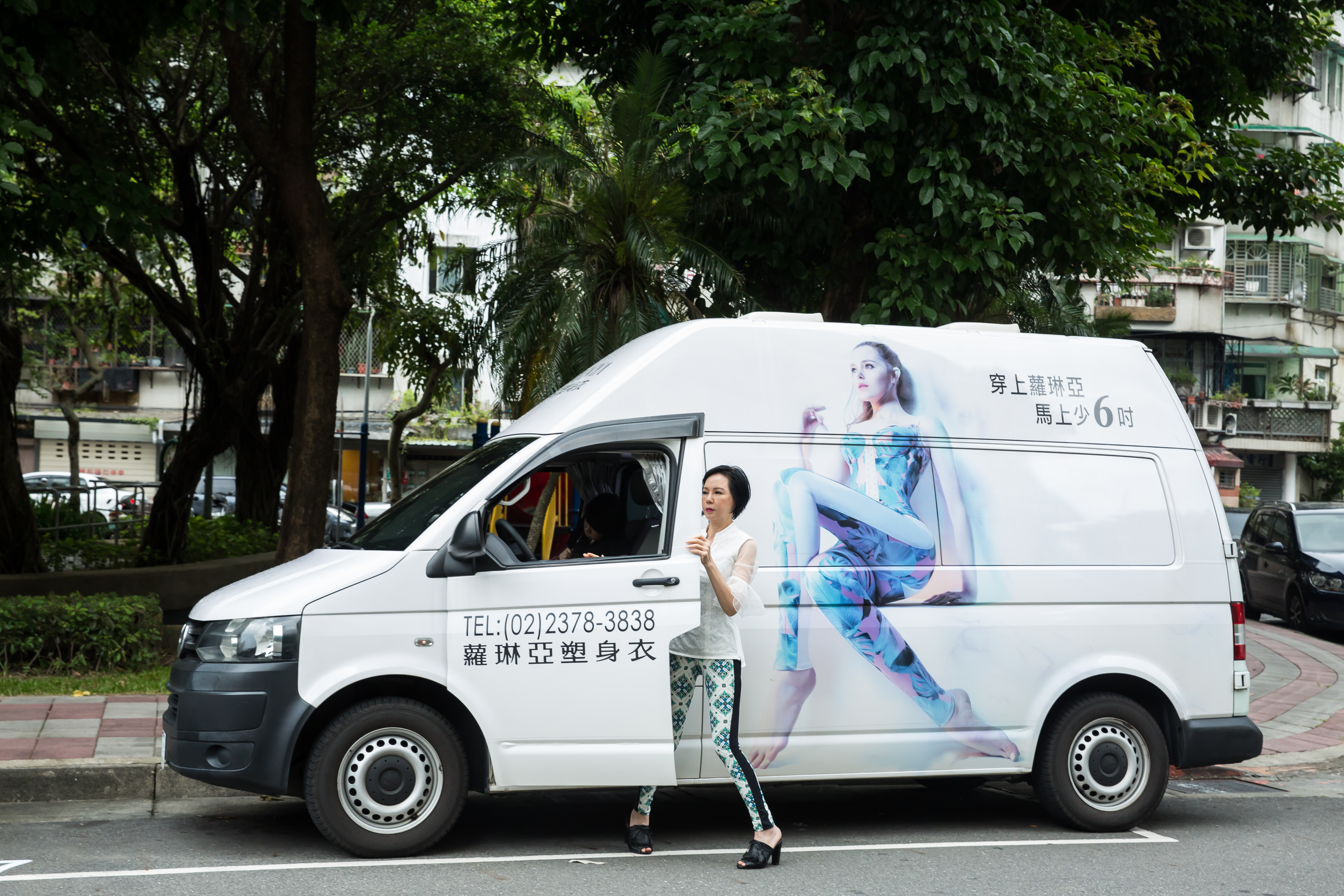 莊碧玉早年開二手車幫客人量身，如今將福斯高頂車改造成蘿琳亞行動巡迴車，可直接在車上量身、裁縫、修改衣服，取代百貨門市。