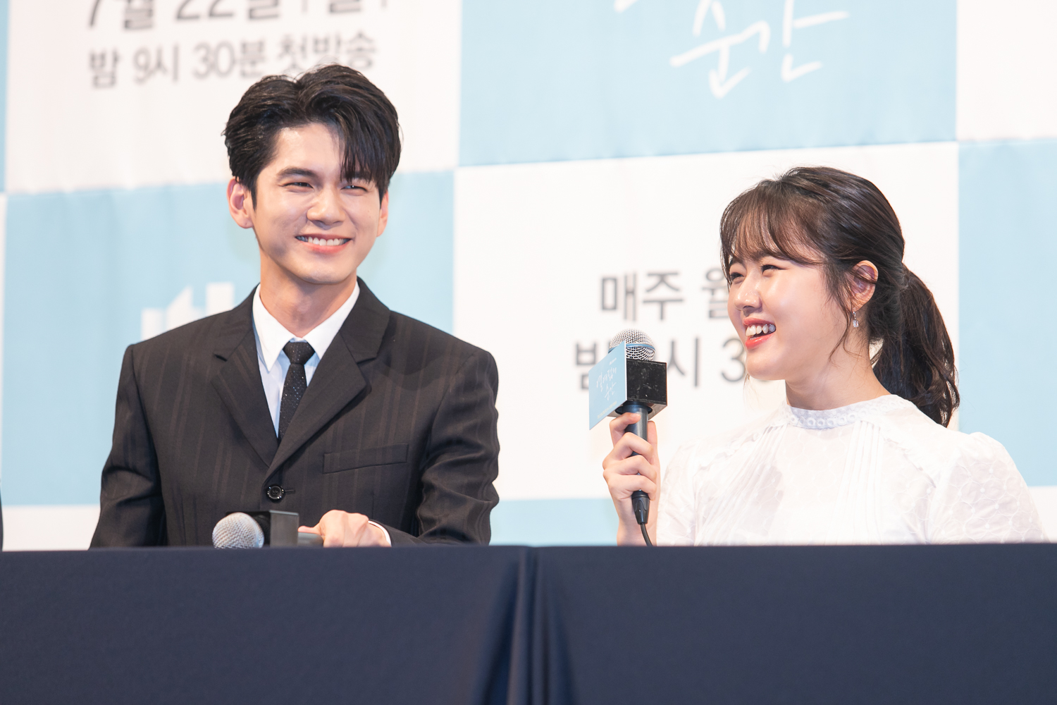 邕聖祐在《18歲的瞬間》記者會超級緊張，讓金香起也笑個不停。（friDay影音提供）