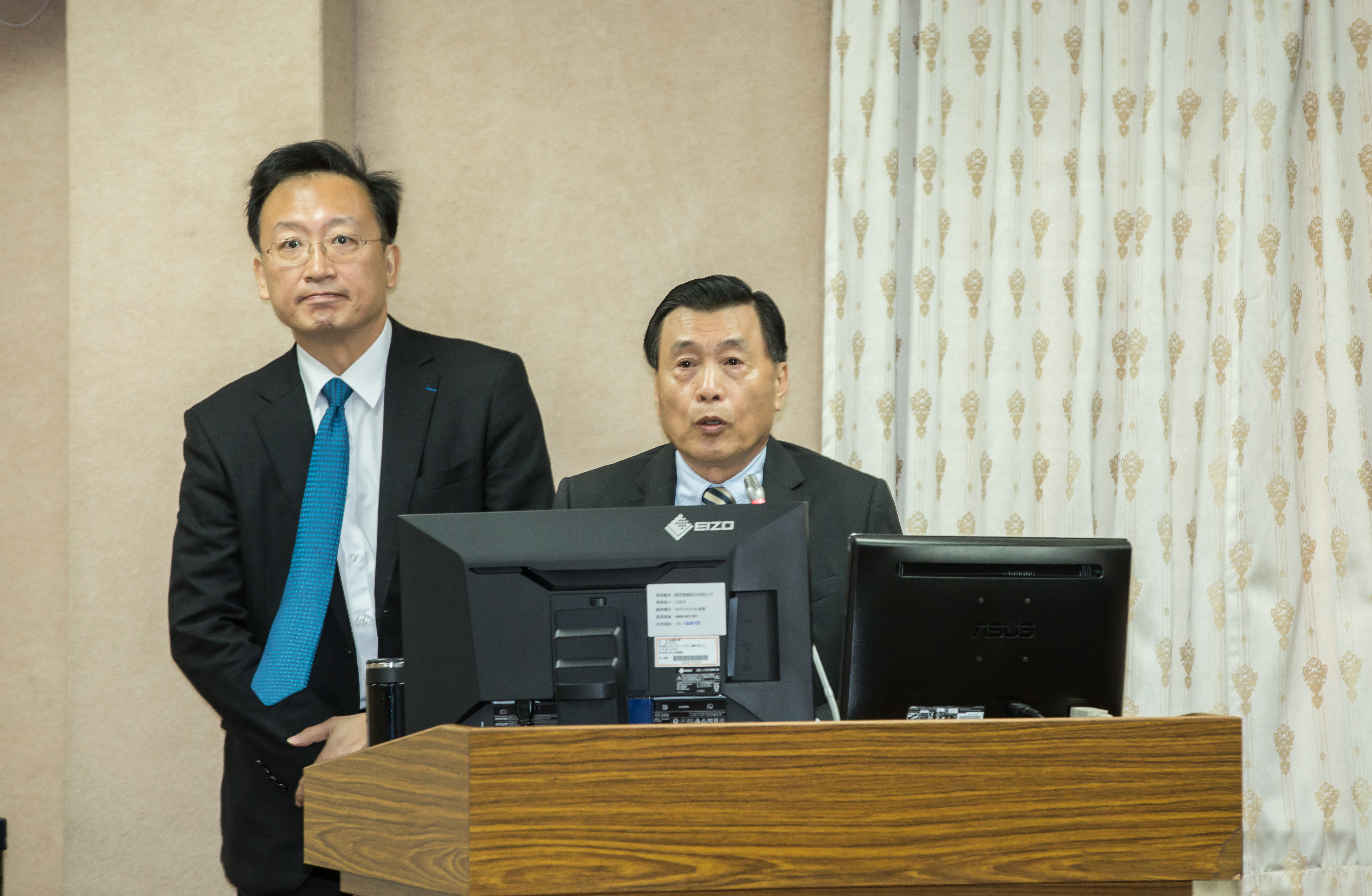 爆發國安人員隨專機走私菸品，國安局長彭勝竹（右）已向總統請辭獲准，總統府侍衛長張捷自請處分並將予以調職。（本刊資料照）