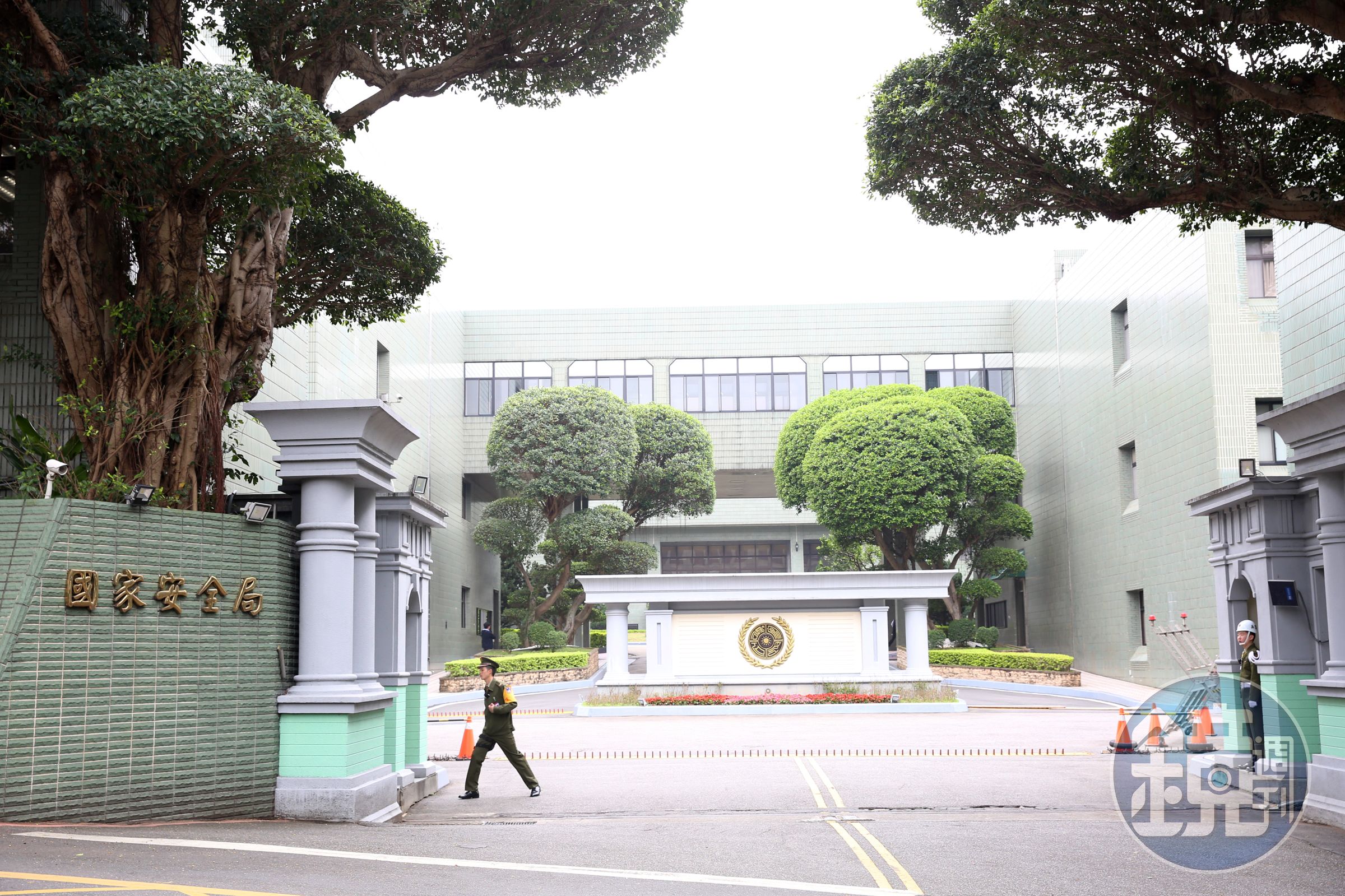 國安局少校吳宗憲遭爆利用總統出訪機會訂購9200條菸品，盤點卻有9800條香菸，經調查為吳宗憲人已隨團出訪，還被持續追加收單，才會匯整成第6筆訂單。