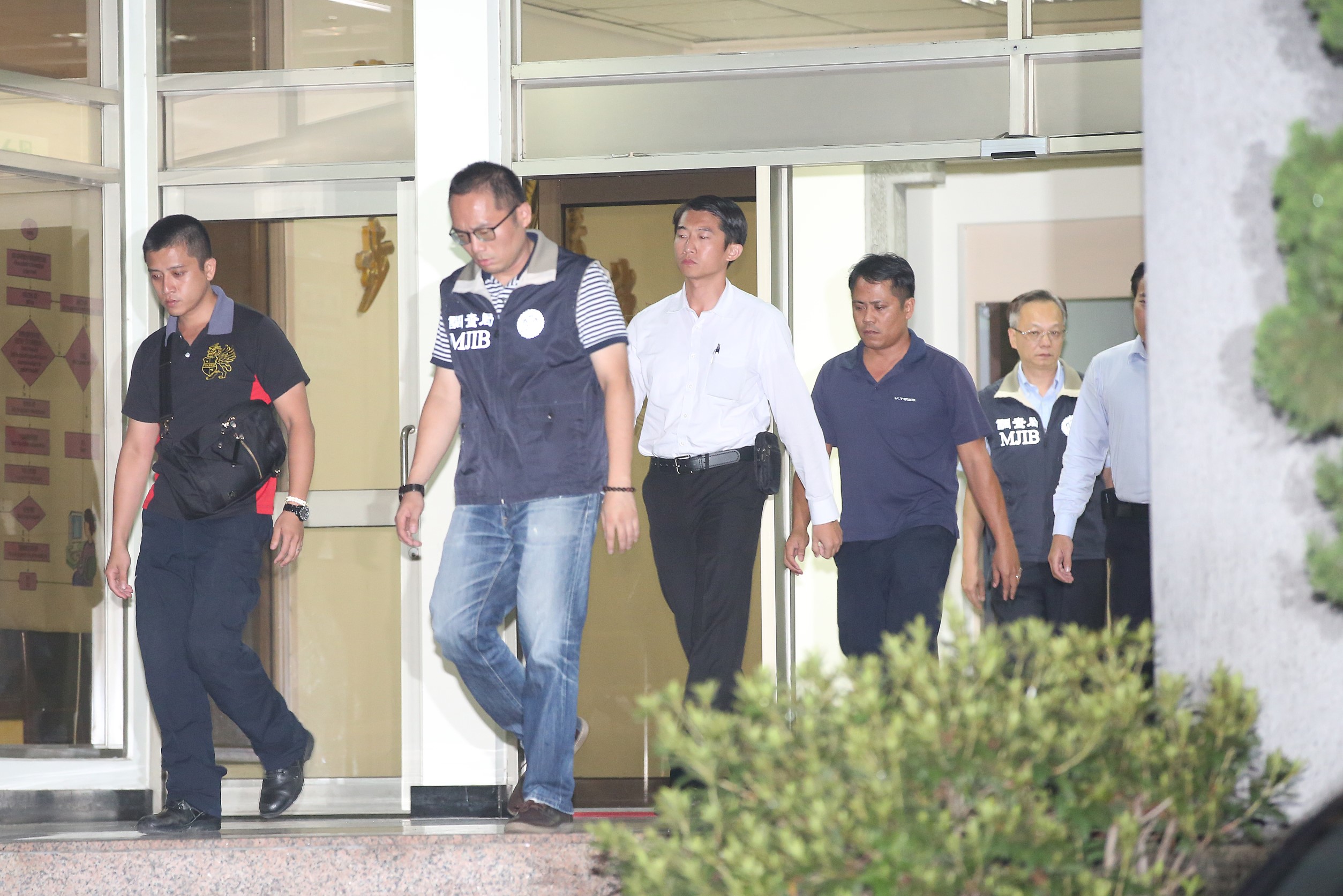 調查局新北市調處漏夜偵訊後，全案依貪污治罪條例偵辦，晚間相關人員被移送至台北地檢署。