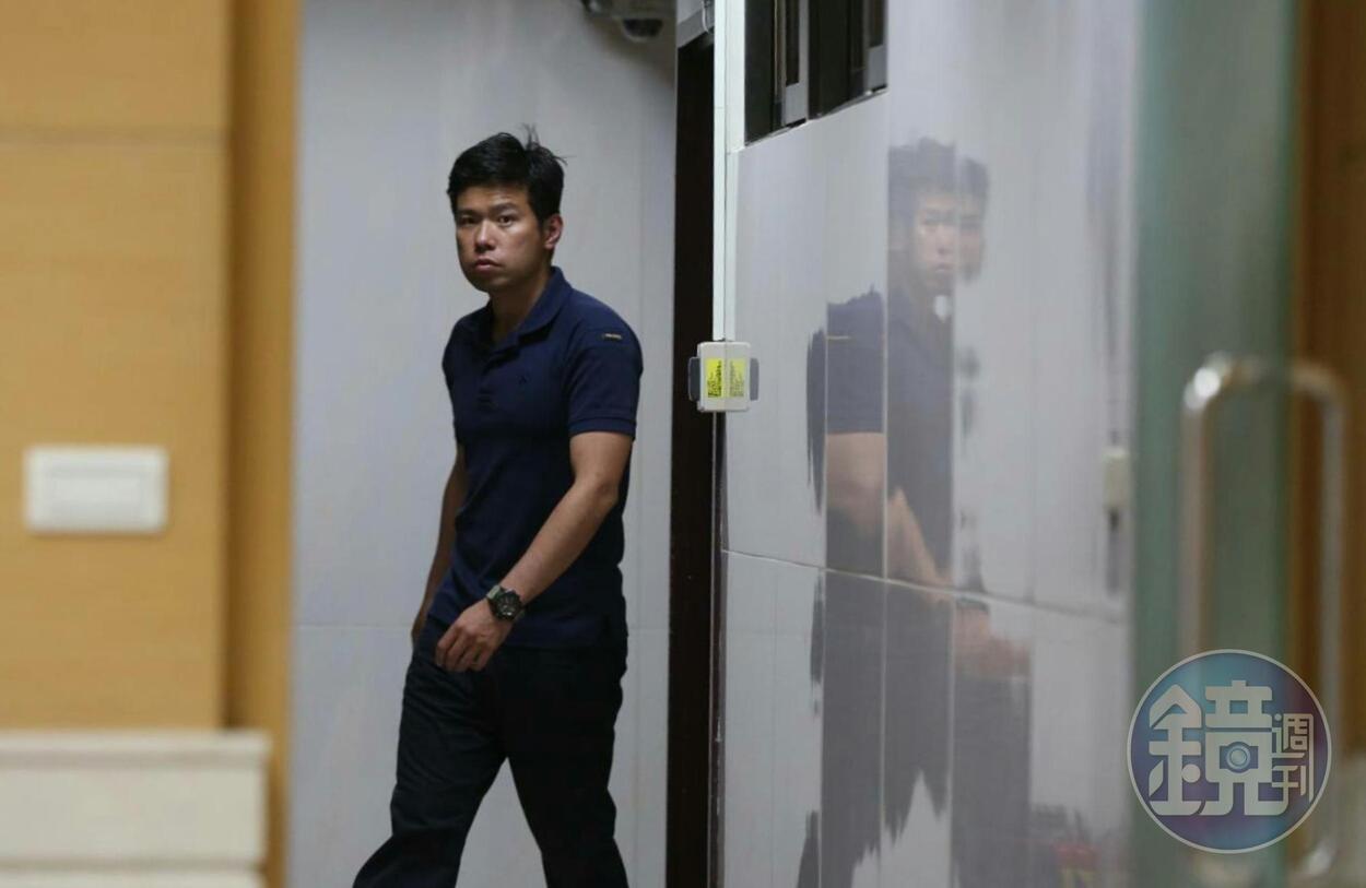 總統官邸永和警衛室少校警衛官吳宗憲利用總統出訪機會買了9,800條免稅菸品，遭移送北檢複訊。