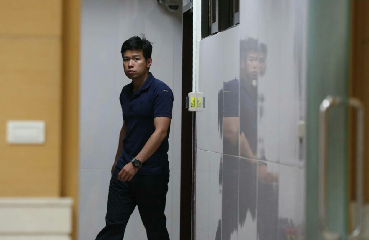 總統官邸永和警衛室少校警衛官吳宗憲利用總統出訪機會買了9,800條免稅菸品，遭移送北檢複訊。