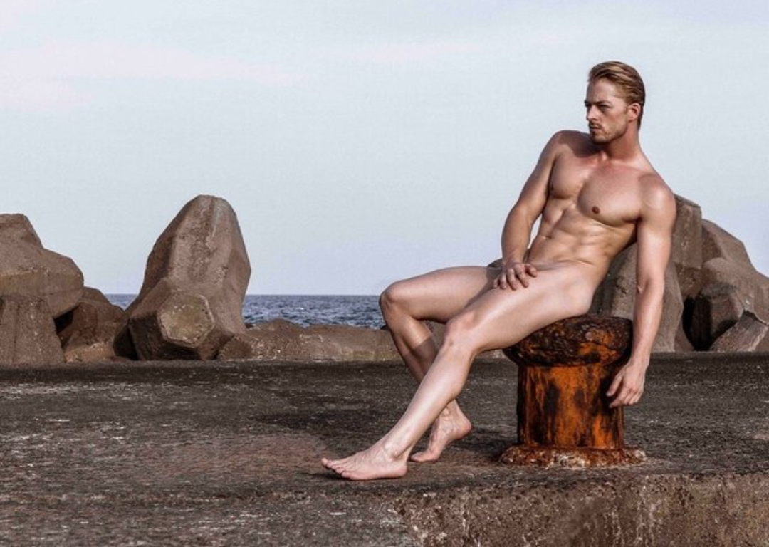 法比歐在臉書上曬出超大尺度「全裸照」，胸肌加六塊腹肌全露，讓粉絲直呼大飽眼福。（翻攝法比歐臉書）