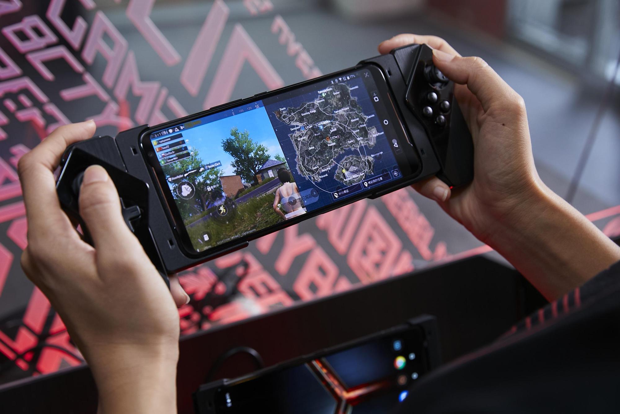 華碩第二代電競手機ROG Phone II將於8/1在台上市,售價26,900元,搭載遊戲控制器玩遊戲操作更順手。(華碩提供)
