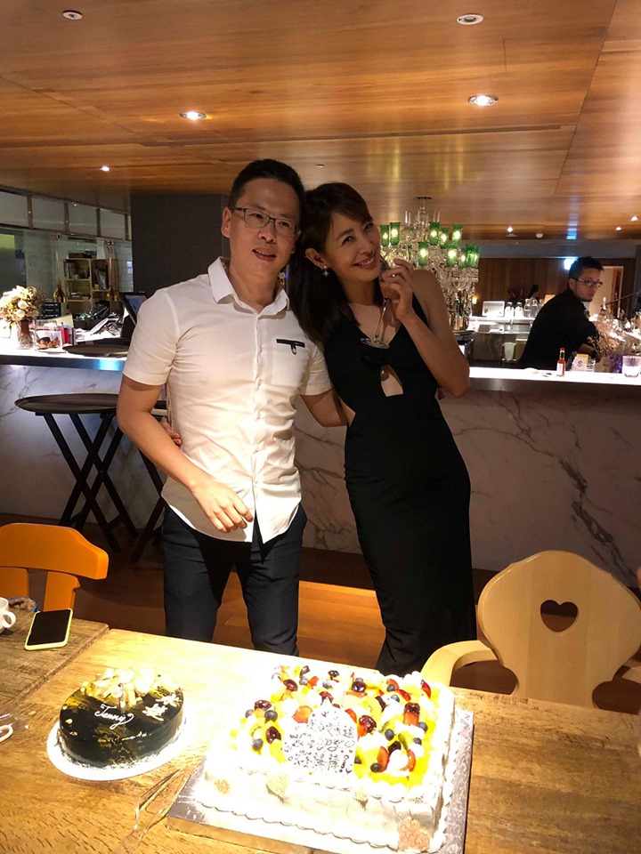 賈永婕和老公合照放閃，秀出禮服腰際挖空的設計美感。（翻攝自賈永婕臉書）